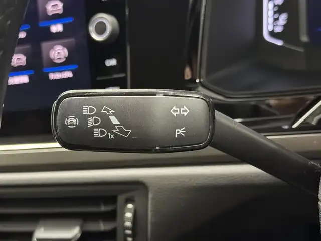 フォルクスワーゲン ＶＷ ポロ TSIコンフォートライン 三重県 2021(令3)年 1.7万km ディープブラックパールエフェクト プレミアムガソリン・ターボ/FF/MTモード付フロア7AT（DSG）/純正 8インチインフォテイメントシステム“Discover Media”*1/（FM/AM/Bluetooth/USB/iPod）/リヤビューカメラ“Rear Assist”/ドライブレコーダー 前方/ETC2.0*1/安全/【OP】セーフティパッケージ*2/●アダプティブクルーズコントロール（全車速追従機能付）/●レーンキープアシストシステム“Lane Assist”/●駐車支援システム“Park Assist”/●ブラインドスポットディテクション（後方死角検知機能）/●パークディスタンスコントロール（フロント・リヤ、前進/後退時衝突軽減ブレーキ機能付）/●オプティカルパーキングシステム/●リヤトラフィックアラート（後退時警告・衝突軽減ブレーキ機能）/・プリクラッシュブレーキシステム“Front Assist”/など/装備/【OP】テクノロジーパッケージ*3/●デジタルメータークラスター“Active Info Display”/●スマートフォン ワイヤレスチャージング（qi）/・オートエアコン/・レインセンサーワイパー/・オートライト/・LEDヘッドライト/・リヤフォグライト/・純正15inAW/など