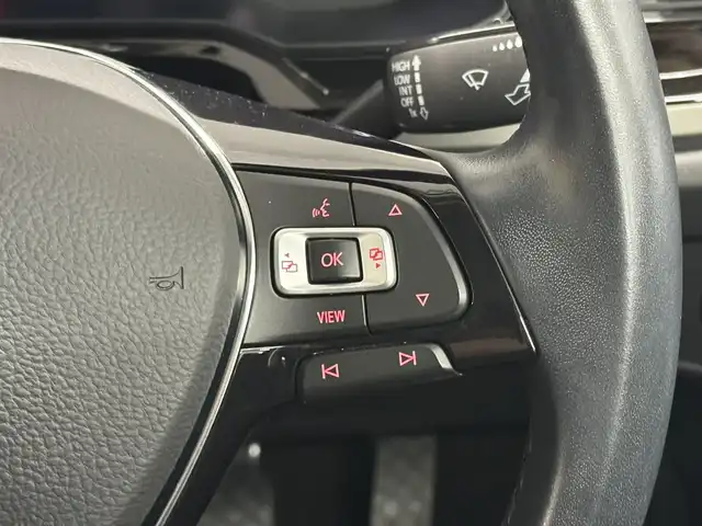 フォルクスワーゲン ＶＷ ポロ TSIコンフォートライン 三重県 2021(令3)年 1.7万km ディープブラックパールエフェクト プレミアムガソリン・ターボ/FF/MTモード付フロア7AT（DSG）/純正 8インチインフォテイメントシステム“Discover Media”*1/（FM/AM/Bluetooth/USB/iPod）/リヤビューカメラ“Rear Assist”/ドライブレコーダー 前方/ETC2.0*1/安全/【OP】セーフティパッケージ*2/●アダプティブクルーズコントロール（全車速追従機能付）/●レーンキープアシストシステム“Lane Assist”/●駐車支援システム“Park Assist”/●ブラインドスポットディテクション（後方死角検知機能）/●パークディスタンスコントロール（フロント・リヤ、前進/後退時衝突軽減ブレーキ機能付）/●オプティカルパーキングシステム/●リヤトラフィックアラート（後退時警告・衝突軽減ブレーキ機能）/・プリクラッシュブレーキシステム“Front Assist”/など/装備/【OP】テクノロジーパッケージ*3/●デジタルメータークラスター“Active Info Display”/●スマートフォン ワイヤレスチャージング（qi）/・オートエアコン/・レインセンサーワイパー/・オートライト/・LEDヘッドライト/・リヤフォグライト/・純正15inAW/など