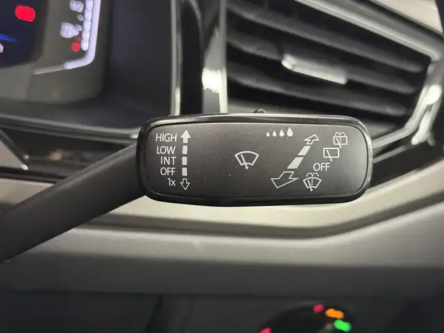 フォルクスワーゲン ＶＷ ポロ TSIコンフォートライン 三重県 2021(令3)年 1.7万km ディープブラックパールエフェクト プレミアムガソリン・ターボ/FF/MTモード付フロア7AT（DSG）/純正 8インチインフォテイメントシステム“Discover Media”*1/（FM/AM/Bluetooth/USB/iPod）/リヤビューカメラ“Rear Assist”/ドライブレコーダー 前方/ETC2.0*1/安全/【OP】セーフティパッケージ*2/●アダプティブクルーズコントロール（全車速追従機能付）/●レーンキープアシストシステム“Lane Assist”/●駐車支援システム“Park Assist”/●ブラインドスポットディテクション（後方死角検知機能）/●パークディスタンスコントロール（フロント・リヤ、前進/後退時衝突軽減ブレーキ機能付）/●オプティカルパーキングシステム/●リヤトラフィックアラート（後退時警告・衝突軽減ブレーキ機能）/・プリクラッシュブレーキシステム“Front Assist”/など/装備/【OP】テクノロジーパッケージ*3/●デジタルメータークラスター“Active Info Display”/●スマートフォン ワイヤレスチャージング（qi）/・オートエアコン/・レインセンサーワイパー/・オートライト/・LEDヘッドライト/・リヤフォグライト/・純正15inAW/など