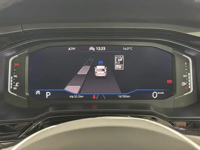 フォルクスワーゲン ＶＷ ポロ TSIコンフォートライン 三重県 2021(令3)年 1.7万km ディープブラックパールエフェクト プレミアムガソリン・ターボ/FF/MTモード付フロア7AT（DSG）/純正 8インチインフォテイメントシステム“Discover Media”*1/（FM/AM/Bluetooth/USB/iPod）/リヤビューカメラ“Rear Assist”/ドライブレコーダー 前方/ETC2.0*1/安全/【OP】セーフティパッケージ*2/●アダプティブクルーズコントロール（全車速追従機能付）/●レーンキープアシストシステム“Lane Assist”/●駐車支援システム“Park Assist”/●ブラインドスポットディテクション（後方死角検知機能）/●パークディスタンスコントロール（フロント・リヤ、前進/後退時衝突軽減ブレーキ機能付）/●オプティカルパーキングシステム/●リヤトラフィックアラート（後退時警告・衝突軽減ブレーキ機能）/・プリクラッシュブレーキシステム“Front Assist”/など/装備/【OP】テクノロジーパッケージ*3/●デジタルメータークラスター“Active Info Display”/●スマートフォン ワイヤレスチャージング（qi）/・オートエアコン/・レインセンサーワイパー/・オートライト/・LEDヘッドライト/・リヤフォグライト/・純正15inAW/など