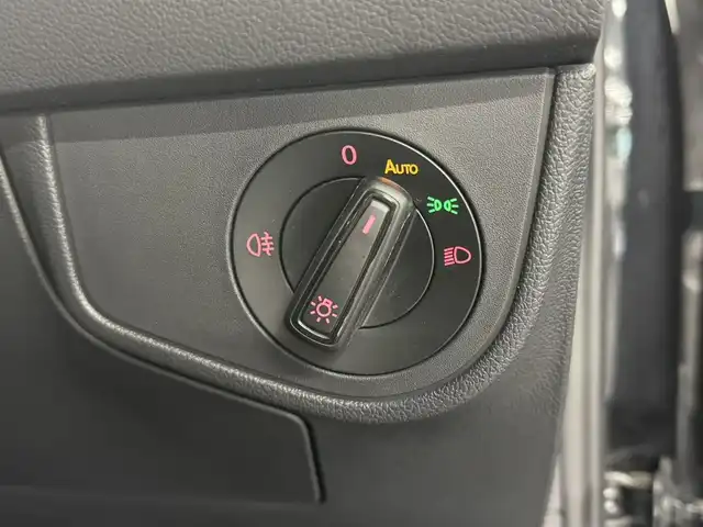 フォルクスワーゲン ＶＷ ポロ TSIコンフォートライン 三重県 2021(令3)年 1.7万km ディープブラックパールエフェクト プレミアムガソリン・ターボ/FF/MTモード付フロア7AT（DSG）/純正 8インチインフォテイメントシステム“Discover Media”*1/（FM/AM/Bluetooth/USB/iPod）/リヤビューカメラ“Rear Assist”/ドライブレコーダー 前方/ETC2.0*1/安全/【OP】セーフティパッケージ*2/●アダプティブクルーズコントロール（全車速追従機能付）/●レーンキープアシストシステム“Lane Assist”/●駐車支援システム“Park Assist”/●ブラインドスポットディテクション（後方死角検知機能）/●パークディスタンスコントロール（フロント・リヤ、前進/後退時衝突軽減ブレーキ機能付）/●オプティカルパーキングシステム/●リヤトラフィックアラート（後退時警告・衝突軽減ブレーキ機能）/・プリクラッシュブレーキシステム“Front Assist”/など/装備/【OP】テクノロジーパッケージ*3/●デジタルメータークラスター“Active Info Display”/●スマートフォン ワイヤレスチャージング（qi）/・オートエアコン/・レインセンサーワイパー/・オートライト/・LEDヘッドライト/・リヤフォグライト/・純正15inAW/など