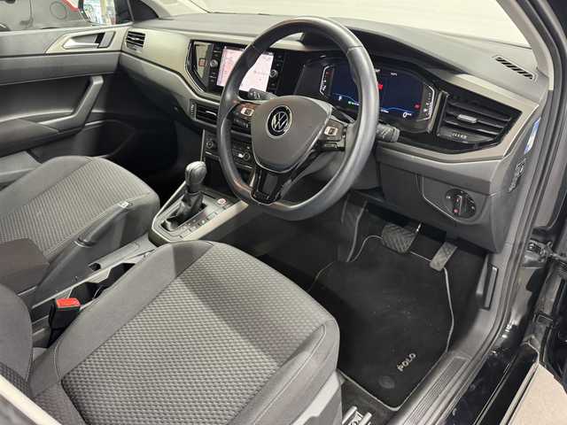 フォルクスワーゲン ＶＷ ポロ TSIコンフォートライン 三重県 2021(令3)年 1.7万km ディープブラックパールエフェクト プレミアムガソリン・ターボ/FF/MTモード付フロア7AT（DSG）/純正 8インチインフォテイメントシステム“Discover Media”*1/（FM/AM/Bluetooth/USB/iPod）/リヤビューカメラ“Rear Assist”/ドライブレコーダー 前方/ETC2.0*1/安全/【OP】セーフティパッケージ*2/●アダプティブクルーズコントロール（全車速追従機能付）/●レーンキープアシストシステム“Lane Assist”/●駐車支援システム“Park Assist”/●ブラインドスポットディテクション（後方死角検知機能）/●パークディスタンスコントロール（フロント・リヤ、前進/後退時衝突軽減ブレーキ機能付）/●オプティカルパーキングシステム/●リヤトラフィックアラート（後退時警告・衝突軽減ブレーキ機能）/・プリクラッシュブレーキシステム“Front Assist”/など/装備/【OP】テクノロジーパッケージ*3/●デジタルメータークラスター“Active Info Display”/●スマートフォン ワイヤレスチャージング（qi）/・オートエアコン/・レインセンサーワイパー/・オートライト/・LEDヘッドライト/・リヤフォグライト/・純正15inAW/など