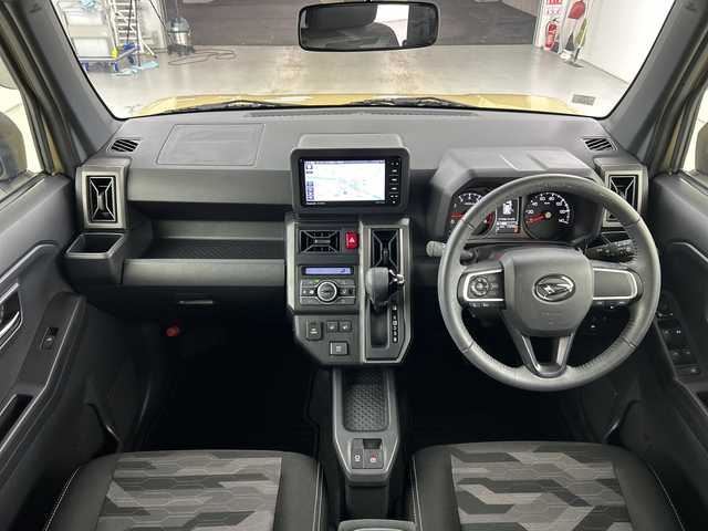 ダイハツ タフト G ダーククロムベンチャー 愛知県 2024(令6)年 1.4万km サンドベージュメタリック 禁煙車/ワンオーナー/純正7インチナビ/（CD/DVD/Bluetooth/ワンセグTV/USB/SD)/バックカメラ/ガラスルーフ/スマートアシスト/・衝突軽減ブレーキ/・レーンキープアシスト/・オートマチックハイビーム/・パーキングセンサー/ETC/シートヒーター/アイドリングストップ/純正15インチアルミホイール/スマートキー/スペアキー1本/プッシュスタート/LEDヘッドライト/オートライト/フロントフォグランプ/純正フロアマット/電子パーキングブレーキ/オートホールド