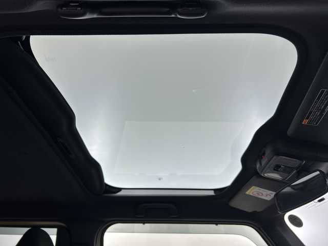 ダイハツ タフト G ダーククロムベンチャー 愛知県 2024(令6)年 1.4万km サンドベージュメタリック 禁煙車/ワンオーナー/純正7インチナビ/（CD/DVD/Bluetooth/ワンセグTV/USB/SD)/バックカメラ/ガラスルーフ/スマートアシスト/・衝突軽減ブレーキ/・レーンキープアシスト/・オートマチックハイビーム/・パーキングセンサー/ETC/シートヒーター/アイドリングストップ/純正15インチアルミホイール/スマートキー/スペアキー1本/プッシュスタート/LEDヘッドライト/オートライト/フロントフォグランプ/純正フロアマット/電子パーキングブレーキ/オートホールド