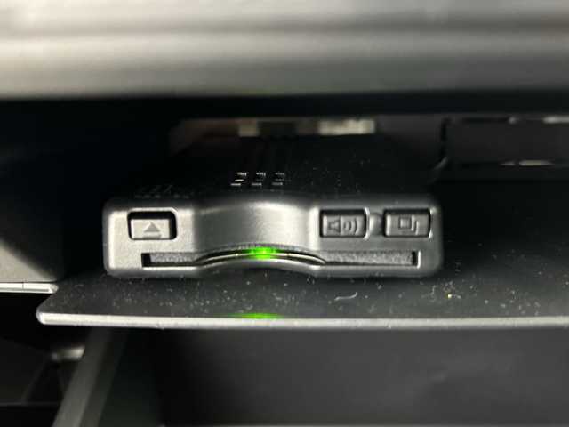 ダイハツ タフト G ダーククロムベンチャー 愛知県 2024(令6)年 1.4万km サンドベージュメタリック 禁煙車/ワンオーナー/純正7インチナビ/（CD/DVD/Bluetooth/ワンセグTV/USB/SD)/バックカメラ/ガラスルーフ/スマートアシスト/・衝突軽減ブレーキ/・レーンキープアシスト/・オートマチックハイビーム/・パーキングセンサー/ETC/シートヒーター/アイドリングストップ/純正15インチアルミホイール/スマートキー/スペアキー1本/プッシュスタート/LEDヘッドライト/オートライト/フロントフォグランプ/純正フロアマット/電子パーキングブレーキ/オートホールド