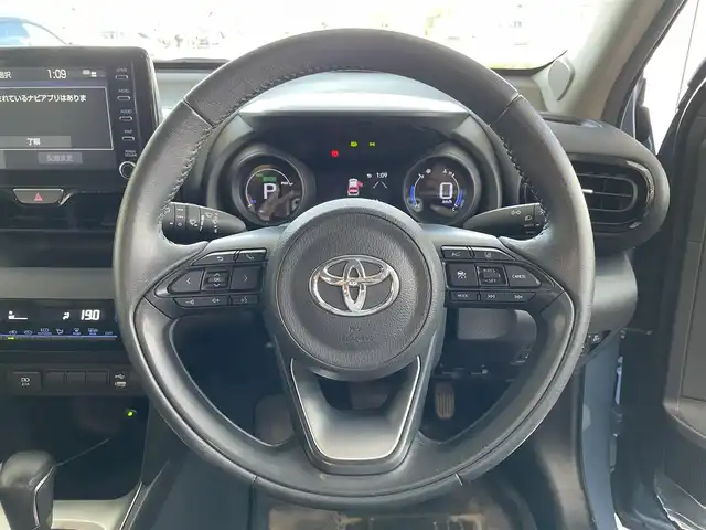 トヨタ ヤリスクロス ハイブリッド G 千葉県 2020(令2)年 6.9万km ブラックマイカ グレイッシュブルー 2トーン ワンオーナー/Toyota Safety Sense/・プリクラッシュセーフティ（歩行者［昼夜］・自転車運転者［昼］検知機能付衝突回避支援タイプ/ミリ波レーダー＋単眼カメラ方式）/・レーントレーシングアシスト［LTA］/・レーダークルーズコントロール（全車速追従機能付）/・オートマチックハイビーム［AHB］/・ロードサインアシスト［RSA］/パノラミックビューモニター/ディスプレイオーディオ/・AM/FM/Bluetoothオーディオ/デジタルメーター/ツートンカラー/ETC/前後ドラレコ/保証書/取扱説明書