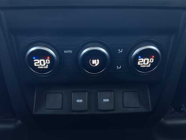 ランドローバー ランドローバー ディフェンダー 110X 三重県 2024(令6)年 3.3万km 黒 4WD/ターボ/前方衝突警告/レーンアシスト/パノラマサンルーフ/MERIDIANサウンドシステム/純正11.4型ナビゲーション/【Bluetooth/スマホ連携】/360°ビューカメラ/ETC/前後ドライブレコーダー/デジタルインナーミラー/ヘッドアップディスプレイ/アダプティブクルーズコントロール/レザーシート/D/N席パワーシート/D/N席シートヒーター/1列目/2列目シートヒーター/マトリクスLEDヘッドライト/275/46R22インチ純正AW/背面タイヤ/ルーフレール/サイドステップ/プッシュスタート/スマートキー/スペアキー/純正フロアマット