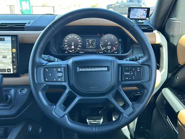 ランドローバー ランドローバー ディフェンダー 110X 三重県 2024(令6)年 3.3万km 黒 4WD/ターボ/前方衝突警告/レーンアシスト/パノラマサンルーフ/MERIDIANサウンドシステム/純正11.4型ナビゲーション/【Bluetooth/スマホ連携】/360°ビューカメラ/ETC/前後ドライブレコーダー/デジタルインナーミラー/ヘッドアップディスプレイ/アダプティブクルーズコントロール/レザーシート/D/N席パワーシート/D/N席シートヒーター/1列目/2列目シートヒーター/マトリクスLEDヘッドライト/275/46R22インチ純正AW/背面タイヤ/ルーフレール/サイドステップ/プッシュスタート/スマートキー/スペアキー/純正フロアマット