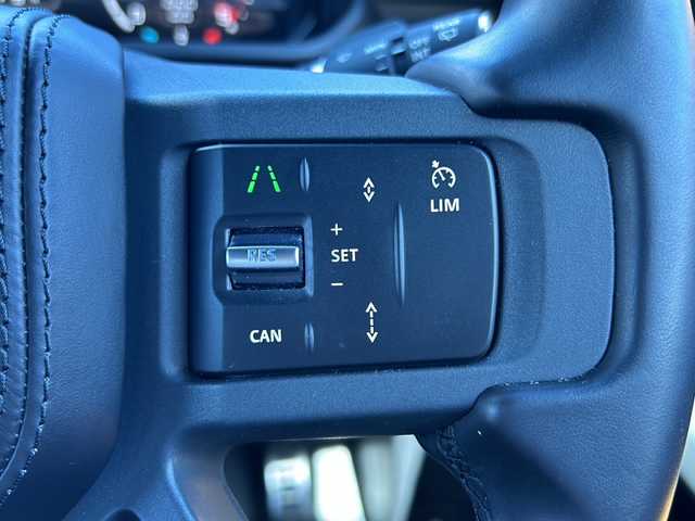 ランドローバー ランドローバー ディフェンダー 110X 三重県 2024(令6)年 3.3万km 黒 4WD/ターボ/前方衝突警告/レーンアシスト/パノラマサンルーフ/MERIDIANサウンドシステム/純正11.4型ナビゲーション/【Bluetooth/スマホ連携】/360°ビューカメラ/ETC/前後ドライブレコーダー/デジタルインナーミラー/ヘッドアップディスプレイ/アダプティブクルーズコントロール/レザーシート/D/N席パワーシート/D/N席シートヒーター/1列目/2列目シートヒーター/マトリクスLEDヘッドライト/275/46R22インチ純正AW/背面タイヤ/ルーフレール/サイドステップ/プッシュスタート/スマートキー/スペアキー/純正フロアマット