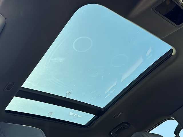 ランドローバー ランドローバー ディフェンダー 110X 三重県 2024(令6)年 3.3万km 黒 4WD/ターボ/前方衝突警告/レーンアシスト/パノラマサンルーフ/MERIDIANサウンドシステム/純正11.4型ナビゲーション/【Bluetooth/スマホ連携】/360°ビューカメラ/ETC/前後ドライブレコーダー/デジタルインナーミラー/ヘッドアップディスプレイ/アダプティブクルーズコントロール/レザーシート/D/N席パワーシート/D/N席シートヒーター/1列目/2列目シートヒーター/マトリクスLEDヘッドライト/275/46R22インチ純正AW/背面タイヤ/ルーフレール/サイドステップ/プッシュスタート/スマートキー/スペアキー/純正フロアマット