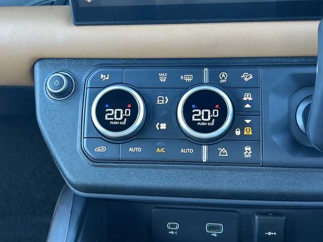 ランドローバー ランドローバー ディフェンダー 110X 三重県 2024(令6)年 3.3万km 黒 4WD/ターボ/前方衝突警告/レーンアシスト/パノラマサンルーフ/MERIDIANサウンドシステム/純正11.4型ナビゲーション/【Bluetooth/スマホ連携】/360°ビューカメラ/ETC/前後ドライブレコーダー/デジタルインナーミラー/ヘッドアップディスプレイ/アダプティブクルーズコントロール/レザーシート/D/N席パワーシート/D/N席シートヒーター/1列目/2列目シートヒーター/マトリクスLEDヘッドライト/275/46R22インチ純正AW/背面タイヤ/ルーフレール/サイドステップ/プッシュスタート/スマートキー/スペアキー/純正フロアマット