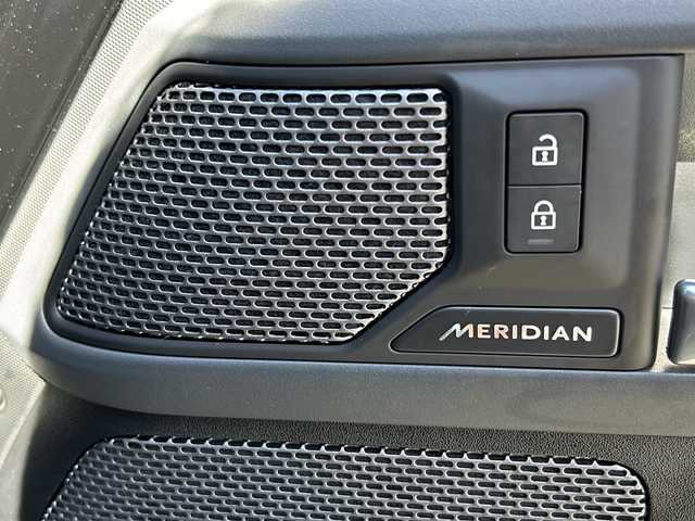 ランドローバー ランドローバー ディフェンダー 110X 三重県 2024(令6)年 3.3万km 黒 4WD/ターボ/前方衝突警告/レーンアシスト/パノラマサンルーフ/MERIDIANサウンドシステム/純正11.4型ナビゲーション/【Bluetooth/スマホ連携】/360°ビューカメラ/ETC/前後ドライブレコーダー/デジタルインナーミラー/ヘッドアップディスプレイ/アダプティブクルーズコントロール/レザーシート/D/N席パワーシート/D/N席シートヒーター/1列目/2列目シートヒーター/マトリクスLEDヘッドライト/275/46R22インチ純正AW/背面タイヤ/ルーフレール/サイドステップ/プッシュスタート/スマートキー/スペアキー/純正フロアマット