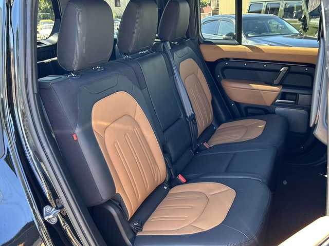 ランドローバー ランドローバー ディフェンダー 110X 三重県 2024(令6)年 3.3万km 黒 4WD/ターボ/前方衝突警告/レーンアシスト/パノラマサンルーフ/MERIDIANサウンドシステム/純正11.4型ナビゲーション/【Bluetooth/スマホ連携】/360°ビューカメラ/ETC/前後ドライブレコーダー/デジタルインナーミラー/ヘッドアップディスプレイ/アダプティブクルーズコントロール/レザーシート/D/N席パワーシート/D/N席シートヒーター/1列目/2列目シートヒーター/マトリクスLEDヘッドライト/275/46R22インチ純正AW/背面タイヤ/ルーフレール/サイドステップ/プッシュスタート/スマートキー/スペアキー/純正フロアマット