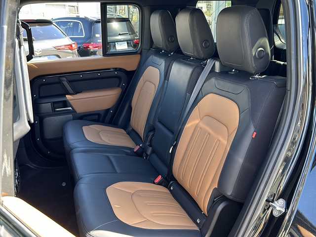 ランドローバー ランドローバー ディフェンダー 110X 三重県 2024(令6)年 3.3万km 黒 4WD/ターボ/前方衝突警告/レーンアシスト/パノラマサンルーフ/MERIDIANサウンドシステム/純正11.4型ナビゲーション/【Bluetooth/スマホ連携】/360°ビューカメラ/ETC/前後ドライブレコーダー/デジタルインナーミラー/ヘッドアップディスプレイ/アダプティブクルーズコントロール/レザーシート/D/N席パワーシート/D/N席シートヒーター/1列目/2列目シートヒーター/マトリクスLEDヘッドライト/275/46R22インチ純正AW/背面タイヤ/ルーフレール/サイドステップ/プッシュスタート/スマートキー/スペアキー/純正フロアマット