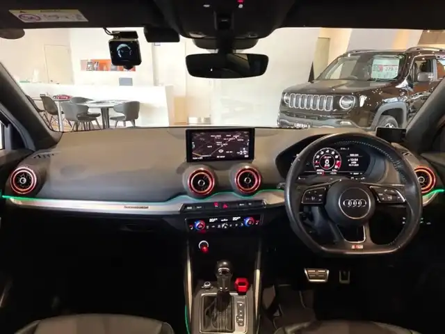 アウディ ＳＱ２ 道央・札幌 2020(令2)年 4.3万km ミトスブラックメタリック ミトスブラックメタリック/ナビゲーションパッケージ/　・MMIナビゲーション/　・TVチューナー/　・8スピーカー/　・スマートフォンインターフェイス/　・Audiconnect/アシスタンスパッケージ/　・サイドアシスト/　・アクティブレーンアシスト/　・トラフィックジャムアシスト/　・リヤクロストラフィックアシスト/　・プレセンスベーシック/　・ハイビームアシスト/パノラマサンルーフ/OP19インチAW/バーチャルコックピット/オートマチックテールゲート