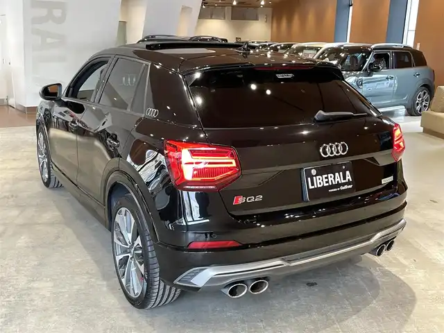 アウディ ＳＱ２ 道央・札幌 2020(令2)年 4.3万km ミトスブラックメタリック ミトスブラックメタリック/ナビゲーションパッケージ/　・MMIナビゲーション/　・TVチューナー/　・8スピーカー/　・スマートフォンインターフェイス/　・Audiconnect/アシスタンスパッケージ/　・サイドアシスト/　・アクティブレーンアシスト/　・トラフィックジャムアシスト/　・リヤクロストラフィックアシスト/　・プレセンスベーシック/　・ハイビームアシスト/パノラマサンルーフ/OP19インチAW/バーチャルコックピット/オートマチックテールゲート