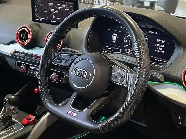 アウディ ＳＱ２ 道央・札幌 2020(令2)年 4.3万km ミトスブラックメタリック ミトスブラックメタリック/ナビゲーションパッケージ/　・MMIナビゲーション/　・TVチューナー/　・8スピーカー/　・スマートフォンインターフェイス/　・Audiconnect/アシスタンスパッケージ/　・サイドアシスト/　・アクティブレーンアシスト/　・トラフィックジャムアシスト/　・リヤクロストラフィックアシスト/　・プレセンスベーシック/　・ハイビームアシスト/パノラマサンルーフ/OP19インチAW/バーチャルコックピット/オートマチックテールゲート