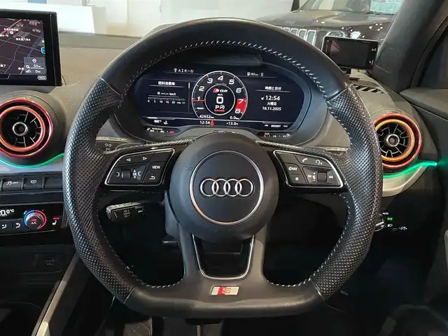 アウディ ＳＱ２ 道央・札幌 2020(令2)年 4.3万km ミトスブラックメタリック ミトスブラックメタリック/ナビゲーションパッケージ/　・MMIナビゲーション/　・TVチューナー/　・8スピーカー/　・スマートフォンインターフェイス/　・Audiconnect/アシスタンスパッケージ/　・サイドアシスト/　・アクティブレーンアシスト/　・トラフィックジャムアシスト/　・リヤクロストラフィックアシスト/　・プレセンスベーシック/　・ハイビームアシスト/パノラマサンルーフ/OP19インチAW/バーチャルコックピット/オートマチックテールゲート