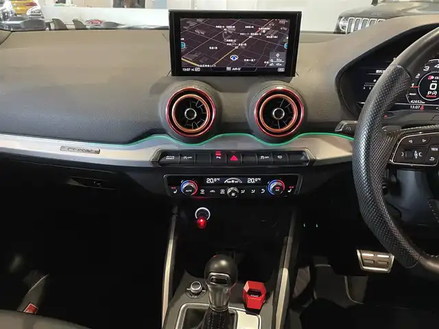 アウディ ＳＱ２ 道央・札幌 2020(令2)年 4.3万km ミトスブラックメタリック ミトスブラックメタリック/ナビゲーションパッケージ/　・MMIナビゲーション/　・TVチューナー/　・8スピーカー/　・スマートフォンインターフェイス/　・Audiconnect/アシスタンスパッケージ/　・サイドアシスト/　・アクティブレーンアシスト/　・トラフィックジャムアシスト/　・リヤクロストラフィックアシスト/　・プレセンスベーシック/　・ハイビームアシスト/パノラマサンルーフ/OP19インチAW/バーチャルコックピット/オートマチックテールゲート