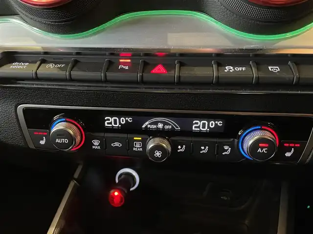 アウディ ＳＱ２ 道央・札幌 2020(令2)年 4.3万km ミトスブラックメタリック ミトスブラックメタリック/ナビゲーションパッケージ/　・MMIナビゲーション/　・TVチューナー/　・8スピーカー/　・スマートフォンインターフェイス/　・Audiconnect/アシスタンスパッケージ/　・サイドアシスト/　・アクティブレーンアシスト/　・トラフィックジャムアシスト/　・リヤクロストラフィックアシスト/　・プレセンスベーシック/　・ハイビームアシスト/パノラマサンルーフ/OP19インチAW/バーチャルコックピット/オートマチックテールゲート