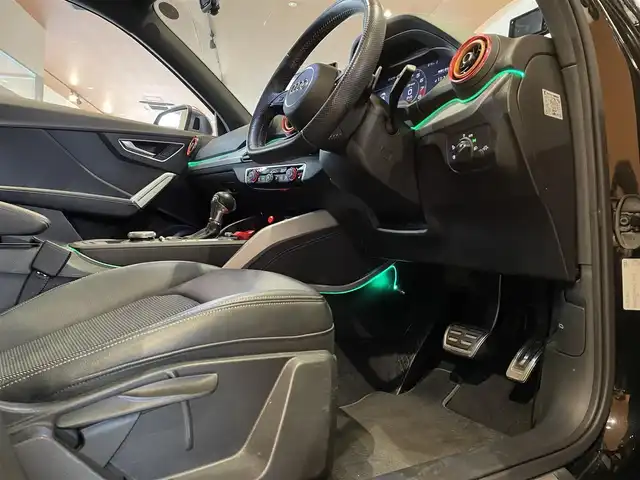 アウディ ＳＱ２ 道央・札幌 2020(令2)年 4.3万km ミトスブラックメタリック ミトスブラックメタリック/ナビゲーションパッケージ/　・MMIナビゲーション/　・TVチューナー/　・8スピーカー/　・スマートフォンインターフェイス/　・Audiconnect/アシスタンスパッケージ/　・サイドアシスト/　・アクティブレーンアシスト/　・トラフィックジャムアシスト/　・リヤクロストラフィックアシスト/　・プレセンスベーシック/　・ハイビームアシスト/パノラマサンルーフ/OP19インチAW/バーチャルコックピット/オートマチックテールゲート