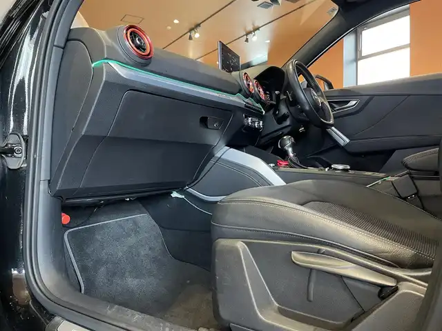 アウディ ＳＱ２ 道央・札幌 2020(令2)年 4.3万km ミトスブラックメタリック ミトスブラックメタリック/ナビゲーションパッケージ/　・MMIナビゲーション/　・TVチューナー/　・8スピーカー/　・スマートフォンインターフェイス/　・Audiconnect/アシスタンスパッケージ/　・サイドアシスト/　・アクティブレーンアシスト/　・トラフィックジャムアシスト/　・リヤクロストラフィックアシスト/　・プレセンスベーシック/　・ハイビームアシスト/パノラマサンルーフ/OP19インチAW/バーチャルコックピット/オートマチックテールゲート