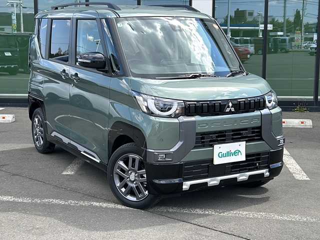 三菱 デリカミニ T プレミアム 道東・釧路十勝 2025(令7)年 0.1万km未満 緑 ・4WD/・純正9インチディスプレイオーディオ/(Android・AU to car play・BT・FM・AM)/・全方位カメラ＋バックカメラ/・追従式クルーズコントロール/・衝突被害軽減システム/・車線逸脱警報/・車線逸脱防止支援/・アクティブスタビリティコントロール/・先行車発進お知らせ/・速度標識表示道路標識表示/・ふらつき警報/・ヒルディセントコントロール/・両側パワースライドドア/・オートスライドドア/・LEDヘッドライト/・フォグライト/・オートライト/・オートマチックハイビーム/・ヘッドライトレベライザー/・ステアリングヒーター/・ステアリングヒーター/・ステアリングスイッチ/・アイドリングストップ/・電格ウィンカーミラー/・スマートキー