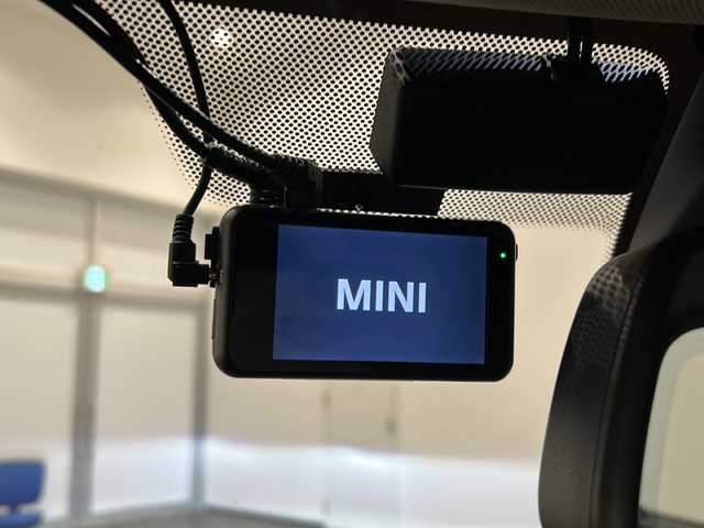 ＭＩＮＩ ＢＭＷ ミニ クラブマン クーパーD 新潟県 2022(令4)年 2.4万km ペッパー・ホワイト オプション/ドライビングアシストパッケージ/-リアビューカメラ/-パーキングアシストパッケージ/主要装備/インテリジェントセーフティ/純正HDDナビ/ETC/ドライブレコーダー/クルーズコントロール/純正17インチブラックアルミホイール/LEDヘッドライト/MTモード付きAT/ステアリングリモコン/アイドリングストップ/電動パーキングブレーキ