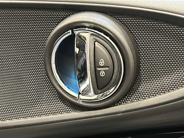 ＭＩＮＩ ＢＭＷ ミニ クラブマン クーパーD 新潟県 2022(令4)年 2.4万km ペッパー・ホワイト オプション/ドライビングアシストパッケージ/-リアビューカメラ/-パーキングアシストパッケージ/主要装備/インテリジェントセーフティ/純正HDDナビ/ETC/ドライブレコーダー/クルーズコントロール/純正17インチブラックアルミホイール/LEDヘッドライト/MTモード付きAT/ステアリングリモコン/アイドリングストップ/電動パーキングブレーキ