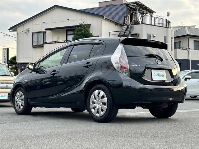 トヨタ アクア S 静岡県 2014(平26)年 18.5万km ブラックマイカ エンジンスタートボタン/パワーステアリング/パワーウィンドウ/アイドリングストップ/スマートキー/オートエアコン/Bluetooth/純正ETC/バックカメラ/SDミュージックサーバー/純正SDナビ/フルセグTV/純正フロアマット/布シート/D+Nシートヒーター/ABS/横滑り防止装置/オートライト