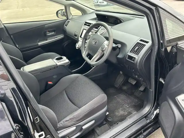 トヨタ プリウス α S 福島県 2015(平27)年 9.9万km アティチュードブラックマイカ (株)IDOMが運営する【じしゃロン福島店】の自社ローン対象車両になります。こちらは現金ご利用時の価格です。自社ローンご希望の方は別途その旨お申付け下さい。/純正ナビ/フルセグテレビ/ステアリングリモコン/ドアバイザー/ETC/コーナーセンサー/プッシュスタート/バックカメラ/運転モード切替/カーテンエアバッグ/純正ホイールカバー/社外AW積込