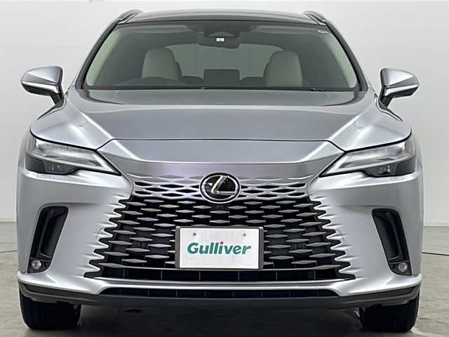 レクサス ＲＸ 450h+ バージョンL 山形県 2023(令5)年 2.5万km グレー ・４WD/・寒冷地仕様/・純正ナビ（TV＆BT＆miracast）/・全方位カメラ/・レクサスセーフティセンス/・レーダークルーズコントロール/・サンルーフ/・デジタルインナーミラー/・全席シートヒーター/・全席シートクーラー/・D席メモリシート/・ハーフレザーシート/・ステアリングスイッチ/・ステアリングヒーター/・パドルシフト/・パワーバックドア/・100V/・オートライト/・LEDヘッドライト/・スマートキー/・積込純正AW付サマータイヤ
