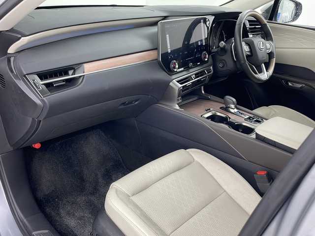 レクサス ＲＸ 450h+ バージョンL 山形県 2023(令5)年 2.5万km グレー ・４WD/・寒冷地仕様/・純正ナビ（TV＆BT＆miracast）/・全方位カメラ/・レクサスセーフティセンス/・レーダークルーズコントロール/・サンルーフ/・デジタルインナーミラー/・全席シートヒーター/・全席シートクーラー/・D席メモリシート/・ハーフレザーシート/・ステアリングスイッチ/・ステアリングヒーター/・パドルシフト/・パワーバックドア/・100V/・オートライト/・LEDヘッドライト/・スマートキー/・積込純正AW付サマータイヤ