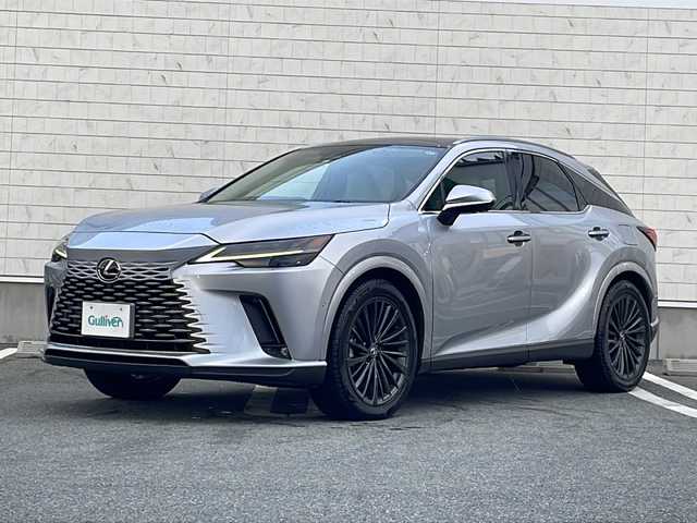 レクサス ＲＸ 450h+ バージョンL 山形県 2023(令5)年 2.5万km グレー ・４WD/・寒冷地仕様/・純正ナビ（TV＆BT＆miracast）/・全方位カメラ/・レクサスセーフティセンス/・レーダークルーズコントロール/・サンルーフ/・デジタルインナーミラー/・全席シートヒーター/・全席シートクーラー/・D席メモリシート/・ハーフレザーシート/・ステアリングスイッチ/・ステアリングヒーター/・パドルシフト/・パワーバックドア/・100V/・オートライト/・LEDヘッドライト/・スマートキー/・積込純正AW付サマータイヤ