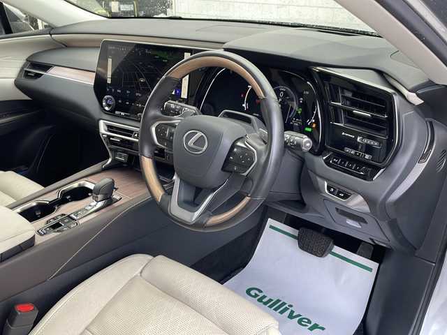 レクサス ＲＸ 450h+ バージョンL 山形県 2023(令5)年 2.5万km グレー ・４WD/・寒冷地仕様/・純正ナビ（TV＆BT＆miracast）/・全方位カメラ/・レクサスセーフティセンス/・レーダークルーズコントロール/・サンルーフ/・デジタルインナーミラー/・全席シートヒーター/・全席シートクーラー/・D席メモリシート/・ハーフレザーシート/・ステアリングスイッチ/・ステアリングヒーター/・パドルシフト/・パワーバックドア/・100V/・オートライト/・LEDヘッドライト/・スマートキー/・積込純正AW付サマータイヤ