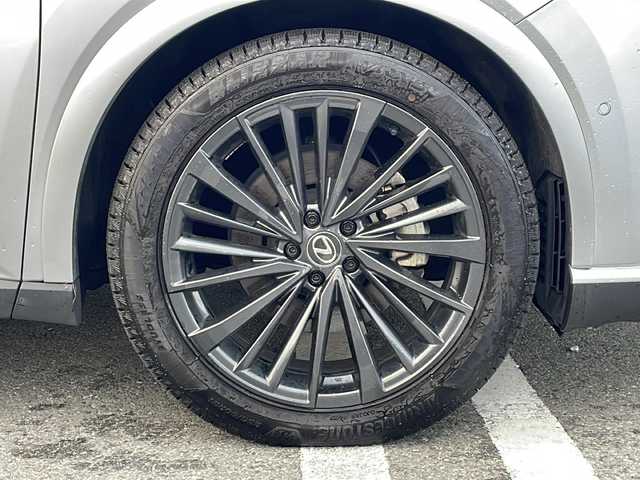 レクサス ＲＸ 450h+ バージョンL 山形県 2023(令5)年 2.5万km グレー ・４WD/・寒冷地仕様/・純正ナビ（TV＆BT＆miracast）/・全方位カメラ/・レクサスセーフティセンス/・レーダークルーズコントロール/・サンルーフ/・デジタルインナーミラー/・全席シートヒーター/・全席シートクーラー/・D席メモリシート/・ハーフレザーシート/・ステアリングスイッチ/・ステアリングヒーター/・パドルシフト/・パワーバックドア/・100V/・オートライト/・LEDヘッドライト/・スマートキー/・積込純正AW付サマータイヤ