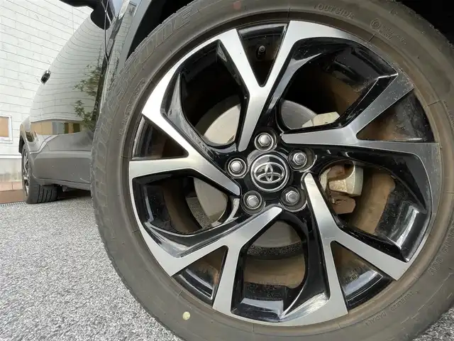 トヨタ Ｃ－ＨＲ G 滋賀県 2022(令4)年 4.8万km ブラックマイカ 純正ディスプレイナビ/（AM/FM/DVD/USB/Miracast/Bluetooth）/BSM/ビルトインETC/バックカメラ/前後ドライブレコーダー/クルーズコントロール/プリクラッシュブレーキ/横滑り防止装置/標識検知機能/レーンキープアシスト/電子パーキングブレーキ/ブレーキホールド/シートヒーター/テレビキャンセラー/ハンズフリーフォン/ハーフレザーシート/革巻きステアリング/ステアリングスイッチ/電動格納ミラー/オートライト/オートマチックハイビーム/LEDヘッドライト/フロントフォグ/EVモード/プッシュスタート/スマートキー/純正ドアバイザー/純正フロアマット/パワーウインドウ/パワーステアリング