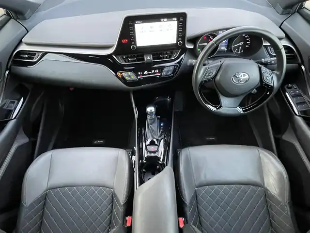 トヨタ Ｃ－ＨＲ G 滋賀県 2022(令4)年 4.8万km ブラックマイカ 純正ディスプレイナビ/（AM/FM/DVD/USB/Miracast/Bluetooth）/BSM/ビルトインETC/バックカメラ/前後ドライブレコーダー/クルーズコントロール/プリクラッシュブレーキ/横滑り防止装置/標識検知機能/レーンキープアシスト/電子パーキングブレーキ/ブレーキホールド/シートヒーター/テレビキャンセラー/ハンズフリーフォン/ハーフレザーシート/革巻きステアリング/ステアリングスイッチ/電動格納ミラー/オートライト/オートマチックハイビーム/LEDヘッドライト/フロントフォグ/EVモード/プッシュスタート/スマートキー/純正ドアバイザー/純正フロアマット/パワーウインドウ/パワーステアリング