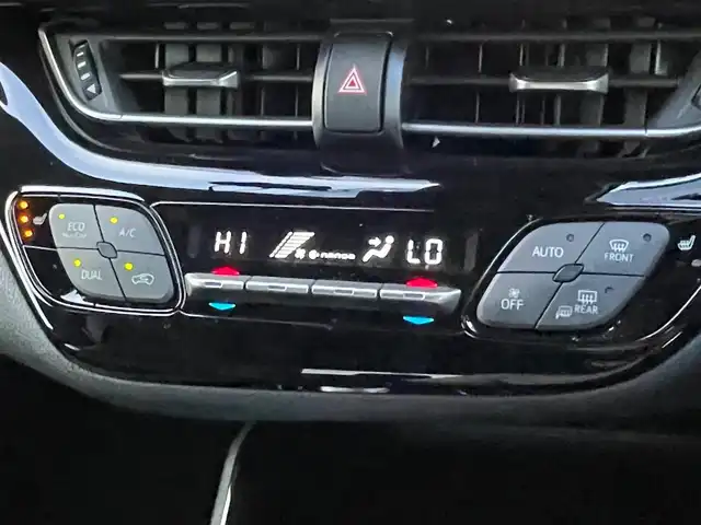 トヨタ Ｃ－ＨＲ G 滋賀県 2022(令4)年 4.8万km ブラックマイカ 純正ディスプレイナビ/（AM/FM/DVD/USB/Miracast/Bluetooth）/BSM/ビルトインETC/バックカメラ/前後ドライブレコーダー/クルーズコントロール/プリクラッシュブレーキ/横滑り防止装置/標識検知機能/レーンキープアシスト/電子パーキングブレーキ/ブレーキホールド/シートヒーター/テレビキャンセラー/ハンズフリーフォン/ハーフレザーシート/革巻きステアリング/ステアリングスイッチ/電動格納ミラー/オートライト/オートマチックハイビーム/LEDヘッドライト/フロントフォグ/EVモード/プッシュスタート/スマートキー/純正ドアバイザー/純正フロアマット/パワーウインドウ/パワーステアリング