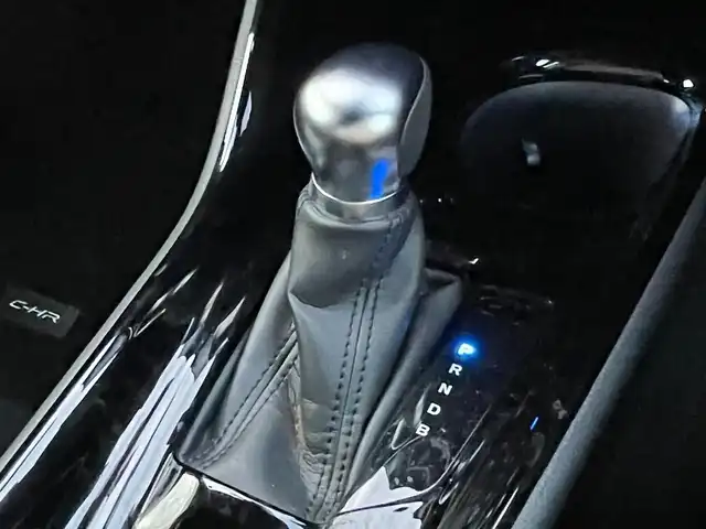 トヨタ Ｃ－ＨＲ G 滋賀県 2022(令4)年 4.8万km ブラックマイカ 純正ディスプレイナビ/（AM/FM/DVD/USB/Miracast/Bluetooth）/BSM/ビルトインETC/バックカメラ/前後ドライブレコーダー/クルーズコントロール/プリクラッシュブレーキ/横滑り防止装置/標識検知機能/レーンキープアシスト/電子パーキングブレーキ/ブレーキホールド/シートヒーター/テレビキャンセラー/ハンズフリーフォン/ハーフレザーシート/革巻きステアリング/ステアリングスイッチ/電動格納ミラー/オートライト/オートマチックハイビーム/LEDヘッドライト/フロントフォグ/EVモード/プッシュスタート/スマートキー/純正ドアバイザー/純正フロアマット/パワーウインドウ/パワーステアリング