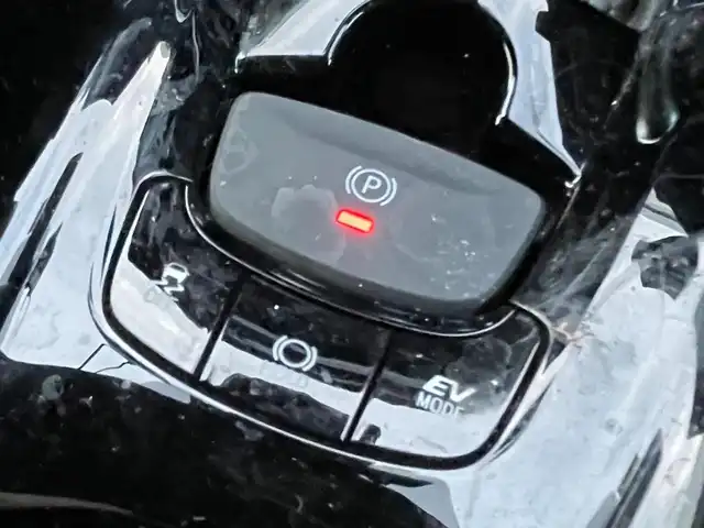 トヨタ Ｃ－ＨＲ G 滋賀県 2022(令4)年 4.8万km ブラックマイカ 純正ディスプレイナビ/（AM/FM/DVD/USB/Miracast/Bluetooth）/BSM/ビルトインETC/バックカメラ/前後ドライブレコーダー/クルーズコントロール/プリクラッシュブレーキ/横滑り防止装置/標識検知機能/レーンキープアシスト/電子パーキングブレーキ/ブレーキホールド/シートヒーター/テレビキャンセラー/ハンズフリーフォン/ハーフレザーシート/革巻きステアリング/ステアリングスイッチ/電動格納ミラー/オートライト/オートマチックハイビーム/LEDヘッドライト/フロントフォグ/EVモード/プッシュスタート/スマートキー/純正ドアバイザー/純正フロアマット/パワーウインドウ/パワーステアリング