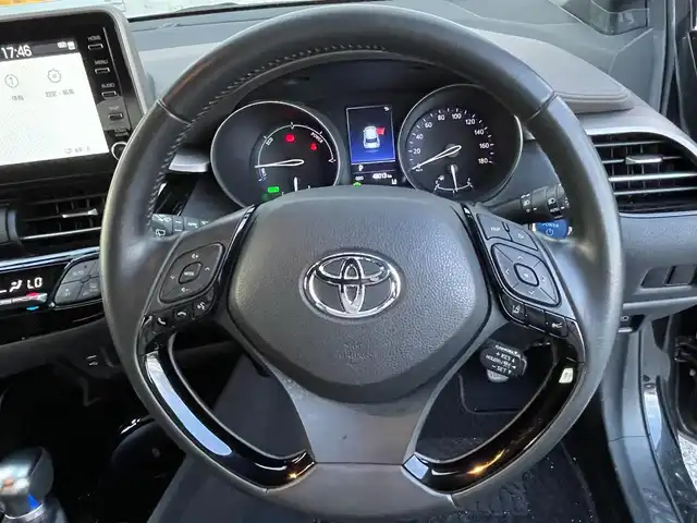 トヨタ Ｃ－ＨＲ G 滋賀県 2022(令4)年 4.8万km ブラックマイカ 純正ディスプレイナビ/（AM/FM/DVD/USB/Miracast/Bluetooth）/BSM/ビルトインETC/バックカメラ/前後ドライブレコーダー/クルーズコントロール/プリクラッシュブレーキ/横滑り防止装置/標識検知機能/レーンキープアシスト/電子パーキングブレーキ/ブレーキホールド/シートヒーター/テレビキャンセラー/ハンズフリーフォン/ハーフレザーシート/革巻きステアリング/ステアリングスイッチ/電動格納ミラー/オートライト/オートマチックハイビーム/LEDヘッドライト/フロントフォグ/EVモード/プッシュスタート/スマートキー/純正ドアバイザー/純正フロアマット/パワーウインドウ/パワーステアリング