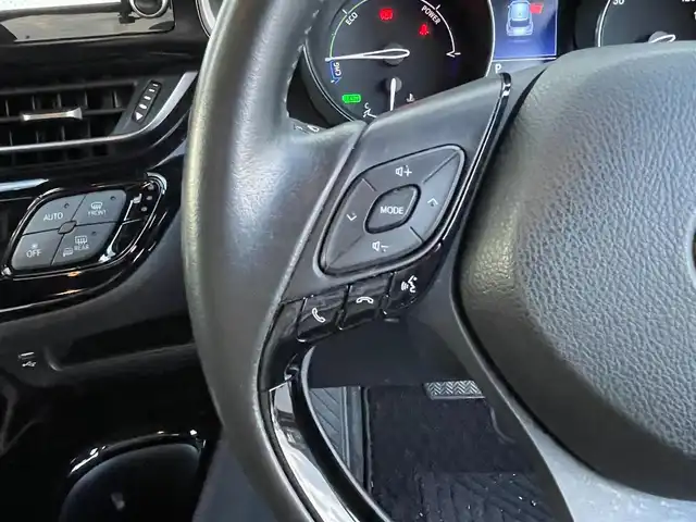 トヨタ Ｃ－ＨＲ G 滋賀県 2022(令4)年 4.8万km ブラックマイカ 純正ディスプレイナビ/（AM/FM/DVD/USB/Miracast/Bluetooth）/BSM/ビルトインETC/バックカメラ/前後ドライブレコーダー/クルーズコントロール/プリクラッシュブレーキ/横滑り防止装置/標識検知機能/レーンキープアシスト/電子パーキングブレーキ/ブレーキホールド/シートヒーター/テレビキャンセラー/ハンズフリーフォン/ハーフレザーシート/革巻きステアリング/ステアリングスイッチ/電動格納ミラー/オートライト/オートマチックハイビーム/LEDヘッドライト/フロントフォグ/EVモード/プッシュスタート/スマートキー/純正ドアバイザー/純正フロアマット/パワーウインドウ/パワーステアリング