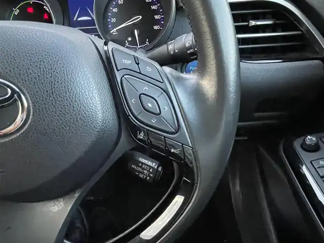 トヨタ Ｃ－ＨＲ G 滋賀県 2022(令4)年 4.8万km ブラックマイカ 純正ディスプレイナビ/（AM/FM/DVD/USB/Miracast/Bluetooth）/BSM/ビルトインETC/バックカメラ/前後ドライブレコーダー/クルーズコントロール/プリクラッシュブレーキ/横滑り防止装置/標識検知機能/レーンキープアシスト/電子パーキングブレーキ/ブレーキホールド/シートヒーター/テレビキャンセラー/ハンズフリーフォン/ハーフレザーシート/革巻きステアリング/ステアリングスイッチ/電動格納ミラー/オートライト/オートマチックハイビーム/LEDヘッドライト/フロントフォグ/EVモード/プッシュスタート/スマートキー/純正ドアバイザー/純正フロアマット/パワーウインドウ/パワーステアリング