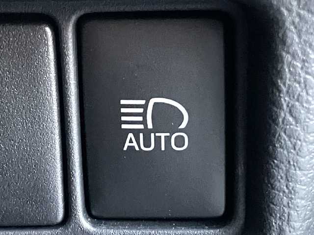 トヨタ Ｃ－ＨＲ G 滋賀県 2022(令4)年 4.8万km ブラックマイカ 純正ディスプレイナビ/（AM/FM/DVD/USB/Miracast/Bluetooth）/BSM/ビルトインETC/バックカメラ/前後ドライブレコーダー/クルーズコントロール/プリクラッシュブレーキ/横滑り防止装置/標識検知機能/レーンキープアシスト/電子パーキングブレーキ/ブレーキホールド/シートヒーター/テレビキャンセラー/ハンズフリーフォン/ハーフレザーシート/革巻きステアリング/ステアリングスイッチ/電動格納ミラー/オートライト/オートマチックハイビーム/LEDヘッドライト/フロントフォグ/EVモード/プッシュスタート/スマートキー/純正ドアバイザー/純正フロアマット/パワーウインドウ/パワーステアリング