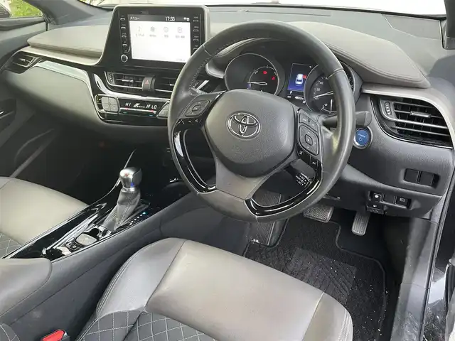 トヨタ Ｃ－ＨＲ G 滋賀県 2022(令4)年 4.8万km ブラックマイカ 純正ディスプレイナビ/（AM/FM/DVD/USB/Miracast/Bluetooth）/BSM/ビルトインETC/バックカメラ/前後ドライブレコーダー/クルーズコントロール/プリクラッシュブレーキ/横滑り防止装置/標識検知機能/レーンキープアシスト/電子パーキングブレーキ/ブレーキホールド/シートヒーター/テレビキャンセラー/ハンズフリーフォン/ハーフレザーシート/革巻きステアリング/ステアリングスイッチ/電動格納ミラー/オートライト/オートマチックハイビーム/LEDヘッドライト/フロントフォグ/EVモード/プッシュスタート/スマートキー/純正ドアバイザー/純正フロアマット/パワーウインドウ/パワーステアリング