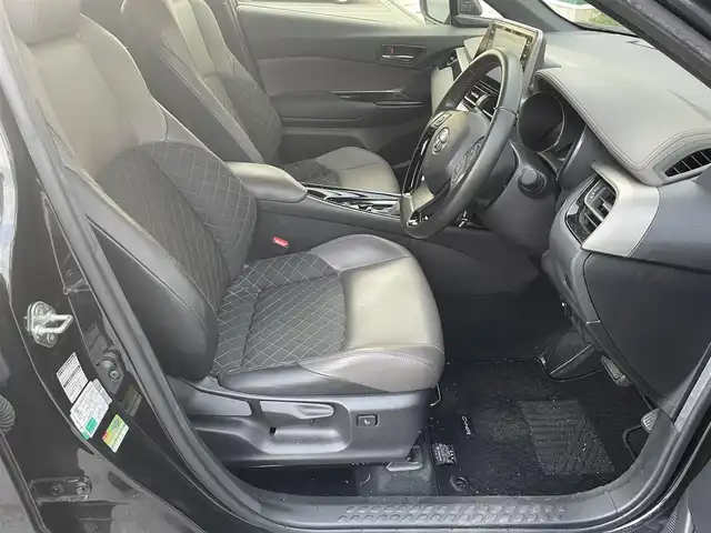 トヨタ Ｃ－ＨＲ G 滋賀県 2022(令4)年 4.8万km ブラックマイカ 純正ディスプレイナビ/（AM/FM/DVD/USB/Miracast/Bluetooth）/BSM/ビルトインETC/バックカメラ/前後ドライブレコーダー/クルーズコントロール/プリクラッシュブレーキ/横滑り防止装置/標識検知機能/レーンキープアシスト/電子パーキングブレーキ/ブレーキホールド/シートヒーター/テレビキャンセラー/ハンズフリーフォン/ハーフレザーシート/革巻きステアリング/ステアリングスイッチ/電動格納ミラー/オートライト/オートマチックハイビーム/LEDヘッドライト/フロントフォグ/EVモード/プッシュスタート/スマートキー/純正ドアバイザー/純正フロアマット/パワーウインドウ/パワーステアリング