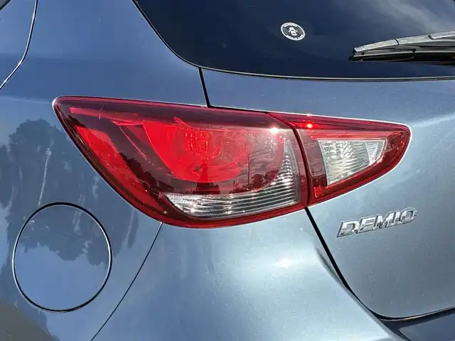 マツダ デミオ XD 岩手県 2015(平27)年 5.3万km ブルーリフレックスマイカ 禁煙車/ディーゼル/純正ナビ/→フルセグTV/Bluetooth/CD/DVD/FM/AM/ステアリングスイッチ/横滑り防止装置/〇プッシュスタート/〇電動格納ミラー/〇スマートキー/〇シガーソケット/トノカバー/USBポート