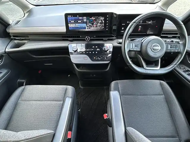 日産 セレナ ハイウェイスター V 福岡県 2023(令5)年 4.4万km ダイヤモンドブラック プロパイロット/インテリジェントルームミラー/純正12.3インチHDDナビ/　(AM/FM/Bluetooth/フルセグTV)/アラウンドビューモニター/バック/フロント/サイドカメラ/運転支援/・インテリジェントクルーズコンロール/・車線維持支援/逸脱警報/逸脱防止支援/・後側方車両検知警報/衝突防止支援/・前方衝突防止支援/・踏み間違い衝突防止支援/・先行車発進お知らせ/・標識検知支援/・後退時車両検知警報/・移動物検知/・前方ソナー/・ふらつき警報/純正16インチアルミホイール/両側パワースライドドア/純正前後ドライブレコーダー(ナビ内臓)/ビルトインETC2.0/パドルシフト/革巻きステアリング/ステアリングスイッチ/ワイヤレス充電器/後席ロールサンシェード/シートバックテーブル/USBポート/USBタイプCポート/スペアキー×1/ISOFIX/取扱説明書/ナビ取扱説明書