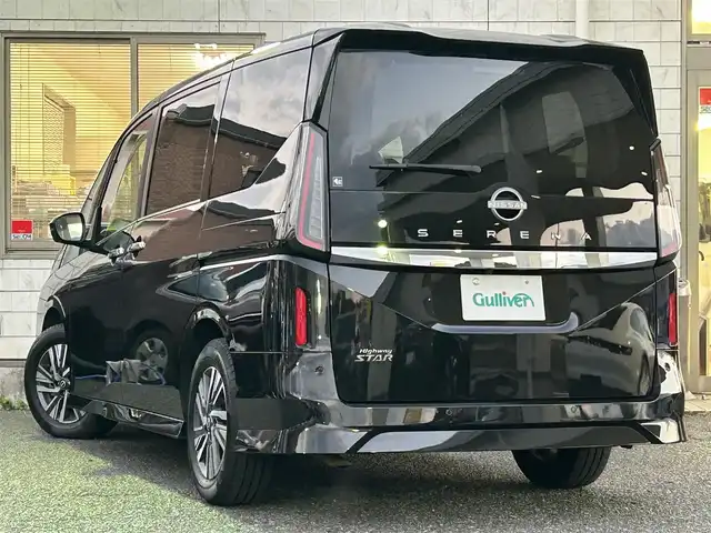 日産 セレナ ハイウェイスター V 福岡県 2023(令5)年 4.4万km ダイヤモンドブラック プロパイロット/インテリジェントルームミラー/純正12.3インチHDDナビ/　(AM/FM/Bluetooth/フルセグTV)/アラウンドビューモニター/バック/フロント/サイドカメラ/運転支援/・インテリジェントクルーズコンロール/・車線維持支援/逸脱警報/逸脱防止支援/・後側方車両検知警報/衝突防止支援/・前方衝突防止支援/・踏み間違い衝突防止支援/・先行車発進お知らせ/・標識検知支援/・後退時車両検知警報/・移動物検知/・前方ソナー/・ふらつき警報/純正16インチアルミホイール/両側パワースライドドア/純正前後ドライブレコーダー(ナビ内臓)/ビルトインETC2.0/パドルシフト/革巻きステアリング/ステアリングスイッチ/ワイヤレス充電器/後席ロールサンシェード/シートバックテーブル/USBポート/USBタイプCポート/スペアキー×1/ISOFIX/取扱説明書/ナビ取扱説明書
